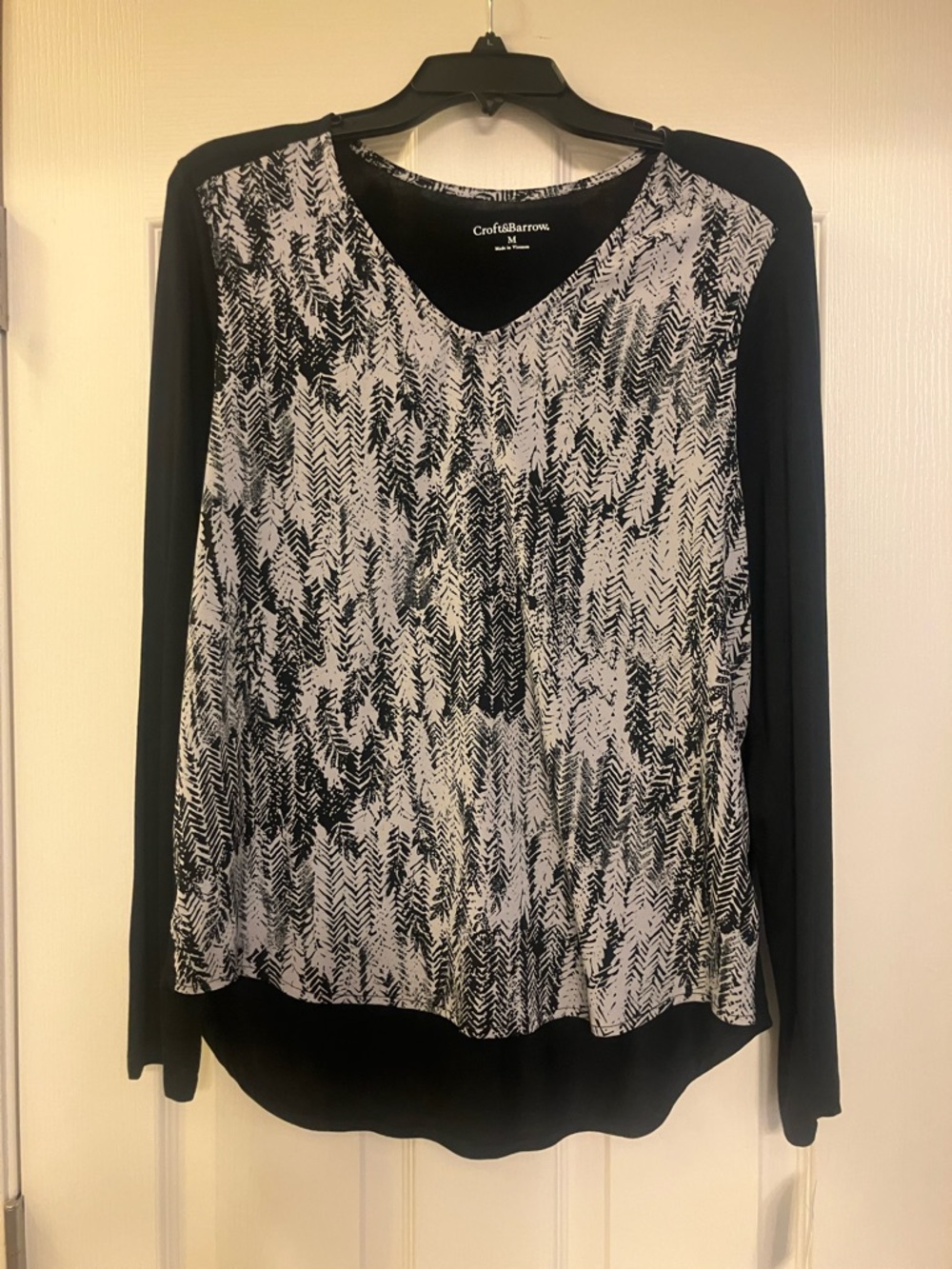 croft & barrow Black and White V-Neck Long Sleeve Top